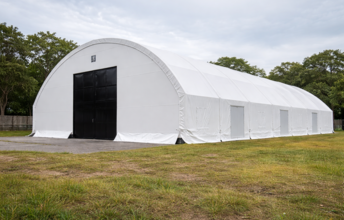 Carpa-industrial-blanca-en-campo-verde.png